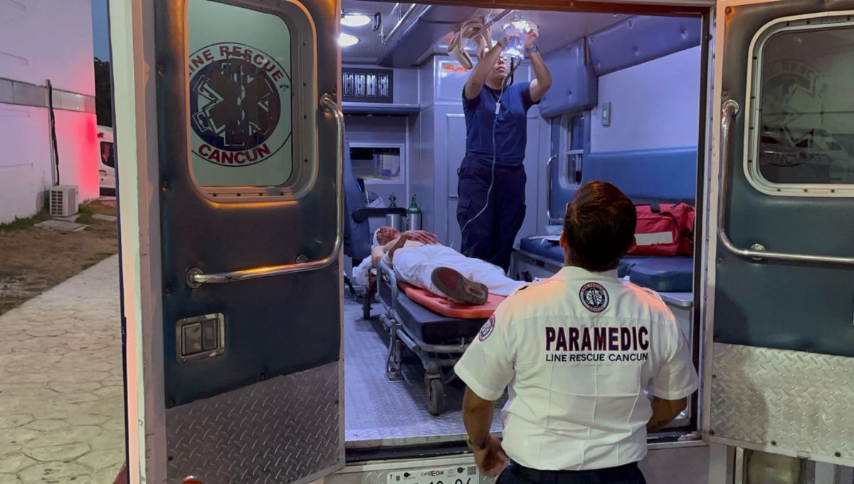 Paramédicos trasladaron al hospital al hombre en Cancún Paramédicos trasladaron al hospital al hombre en Cancún
