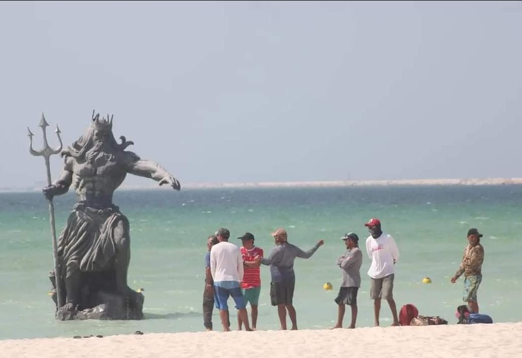 La estatua, de más de tres metros de altura, está ubicada exactamente a la rectitud de la “cancha rosa” o también llamada “Poseidón”. La estatua, de más de tres metros de altura, está ubicada exactamente a la rectitud de la “cancha rosa” o también llamada “Poseidón”.