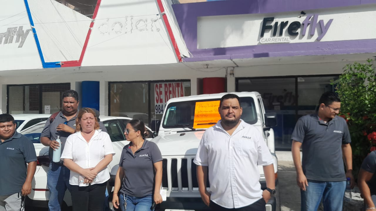 Son 15 empleados los que protestan en Playa del Carmen Son 15 empleados los que protestan en Playa del Carmen