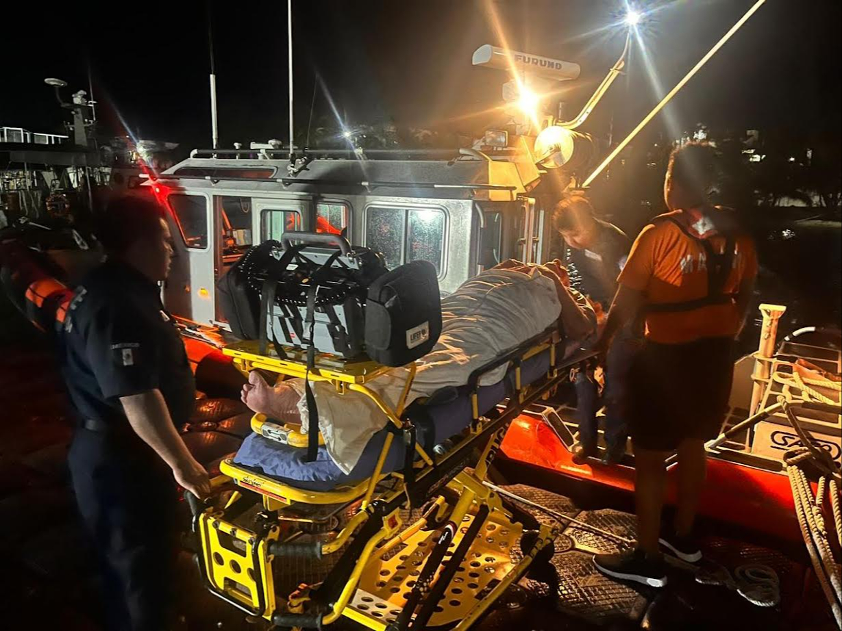 Secretaría de Marina traslada a un  paciente de Isla Mujeres a Cancún de emergencia  