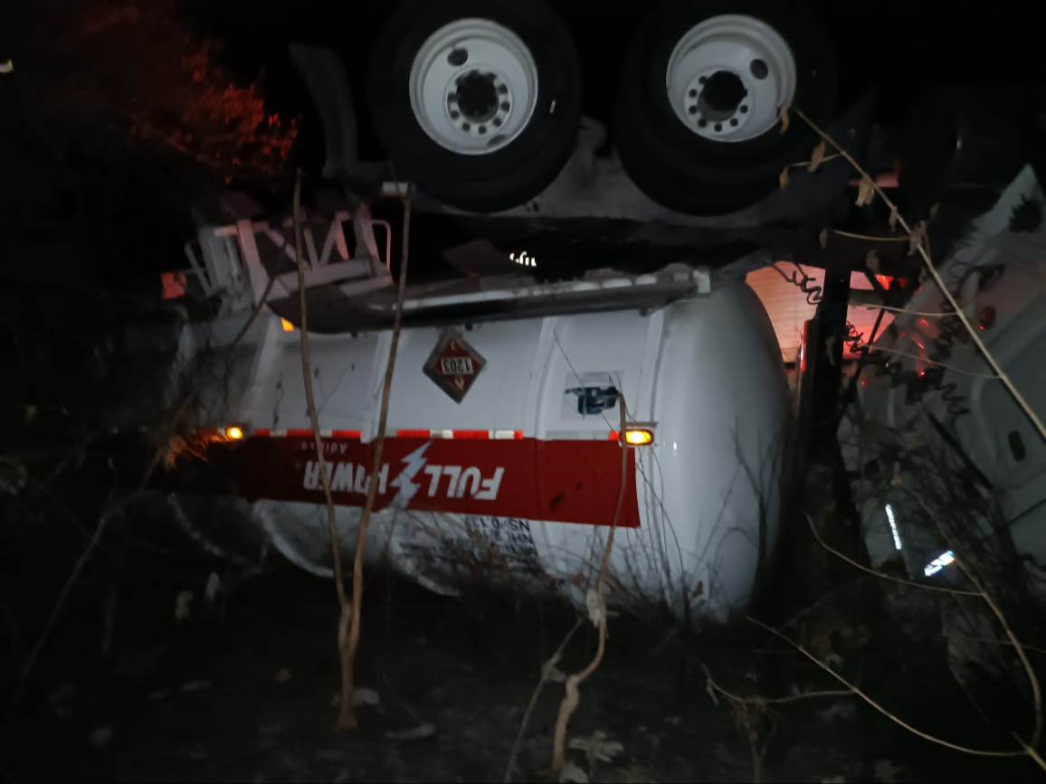 La pipa quedó sobre la maleza, por lo que policías acudieron para acordonar el área La pipa quedó sobre la maleza, por lo que policías acudieron para acordonar el área