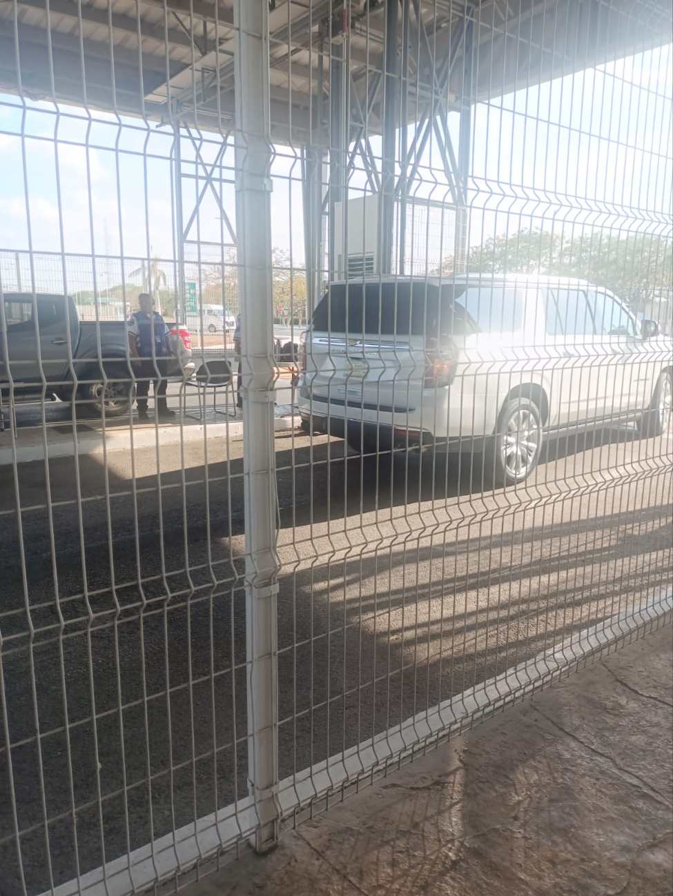 Al menos seis camionetas llegaron a recibir a la candidata presidencial al aeropuerto de Mérida Al menos seis camionetas llegaron a recibir a la candidata presidencial al aeropuerto de Mérida