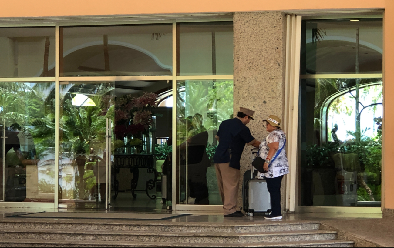 Cientos de trabajadores, sobretodo del sector hotelero, se han manifestado por el escaso pago recibido