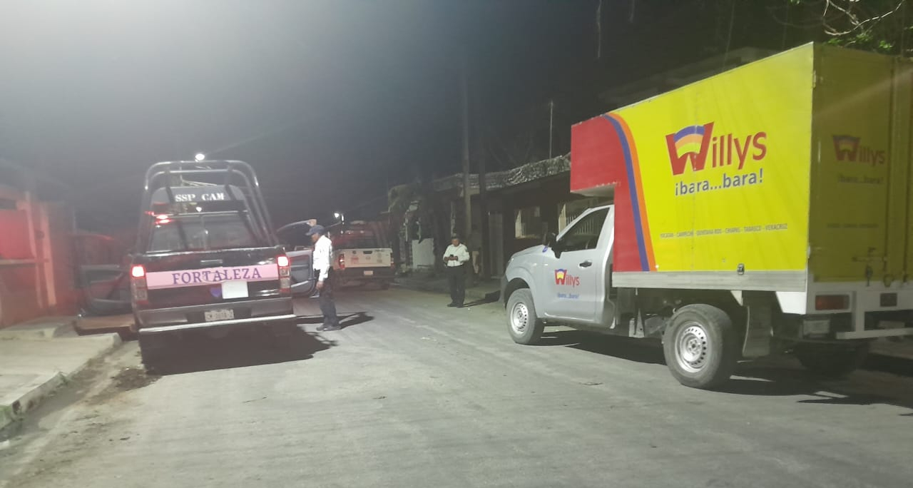 La camioneta pertenece a la tienda de abarrotes Willys La camioneta pertenece a la tienda de abarrotes Willys