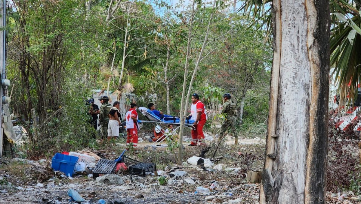 Paramédicos auxilian a persona lesionada en Cozumel Paramédicos auxilian a persona lesionada en Cozumel