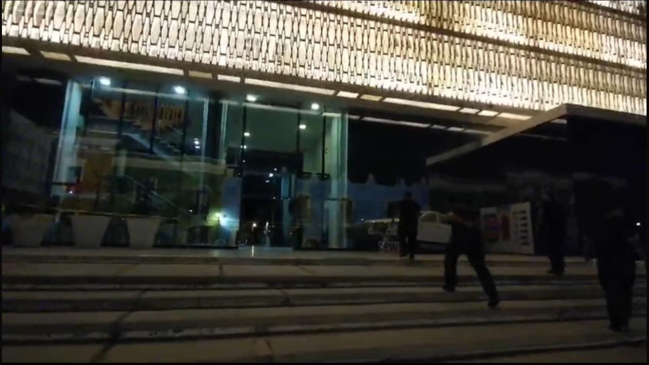 El hombre en estado de ebriedad “burló” a los agentes policiales que resguardan el acceso El hombre en estado de ebriedad “burló” a los agentes policiales que resguardan el acceso