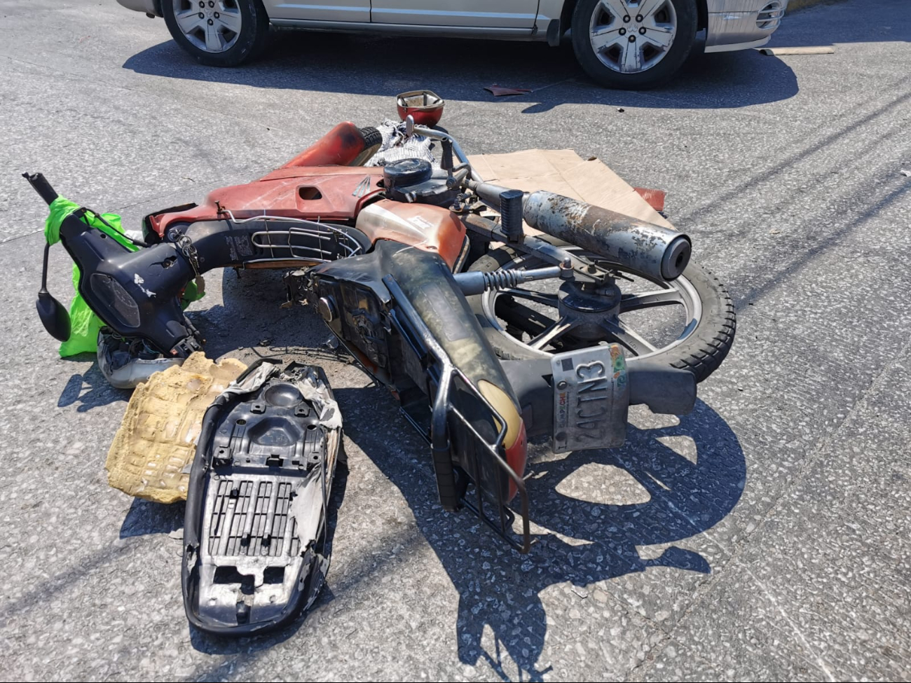 El taxi cortó la circulación a la guiadora El taxi cortó la circulación a la guiadora