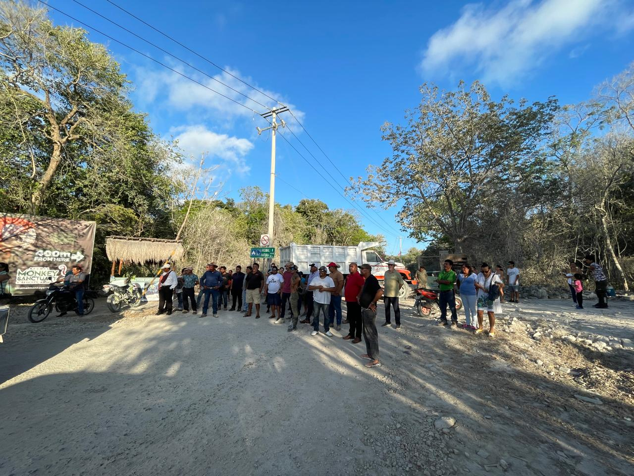 Habitantes de Playa del Carmen y Tulum bloquean a Fonatur; exigen la construcción de caminos