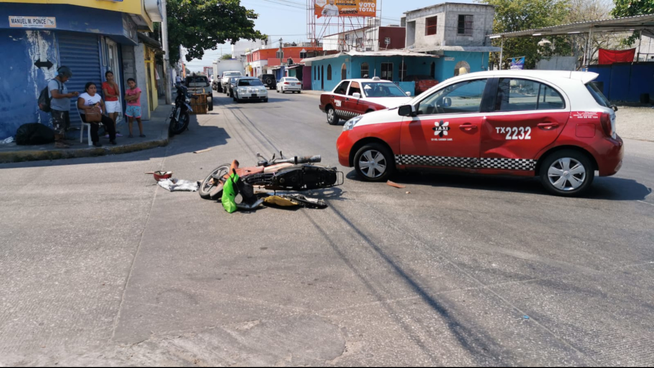 Motociclista termina lesionada tras ser impactada por taxista imprudente en Escárcega 