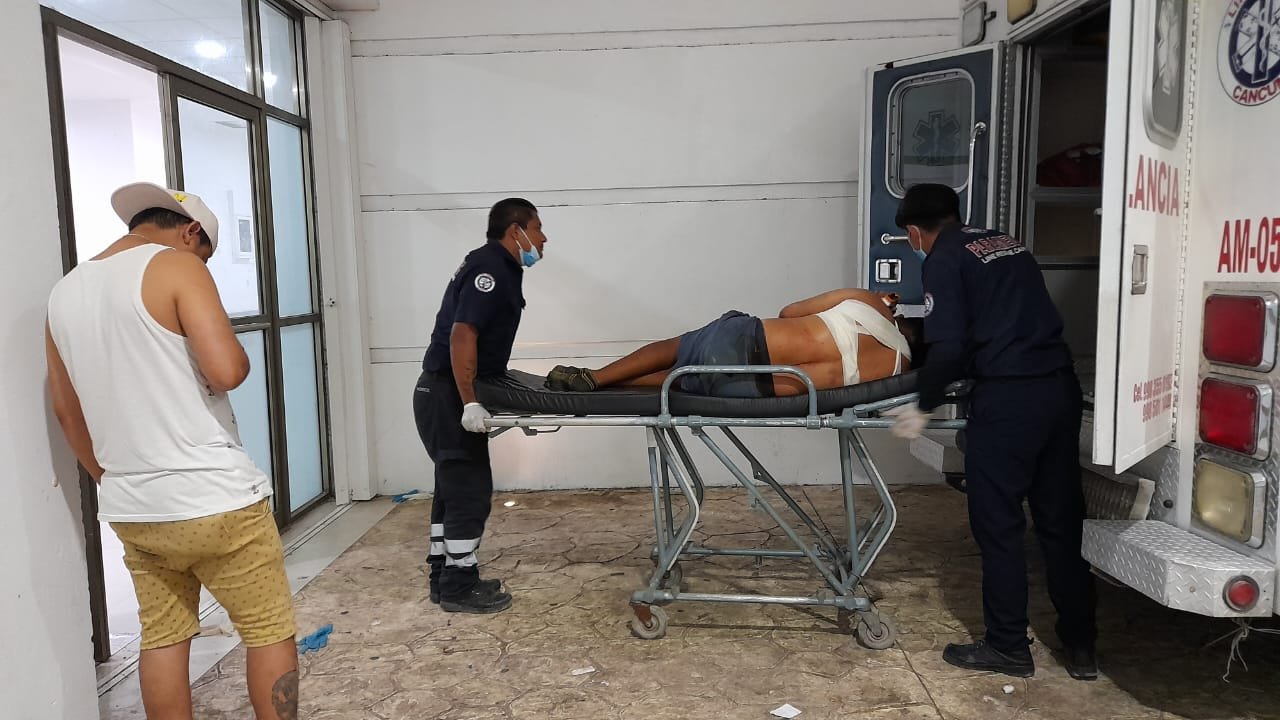 Paramédicos auxilian a hombre herido tras agresión en Cancún Paramédicos auxilian a hombre herido tras agresión en Cancún