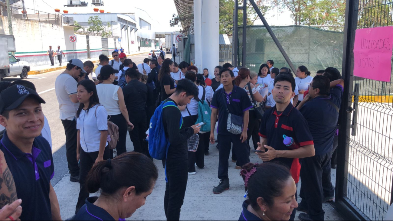 Trabajadores protestaron afuera de una cafetería para exigir el pago de sus utilidades Trabajadores protestaron afuera de una cafetería para exigir el pago de sus utilidades