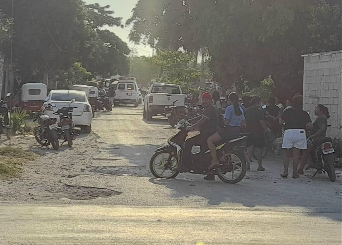 Vecinos permanecen en las afueras del recinto donde ocurrieron ambos decesos Vecinos permanecen en las afueras del recinto donde ocurrieron ambos decesos