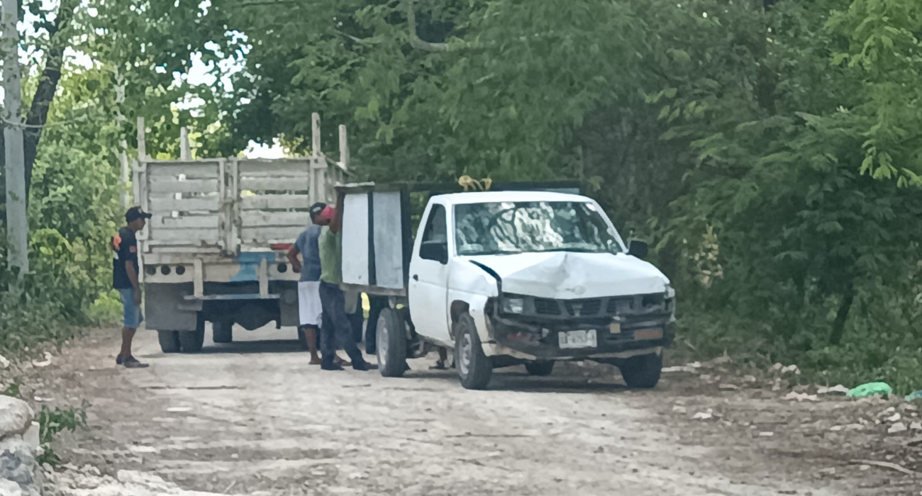Taxi choca a camioneta en Escárcega y huye del lugar 
