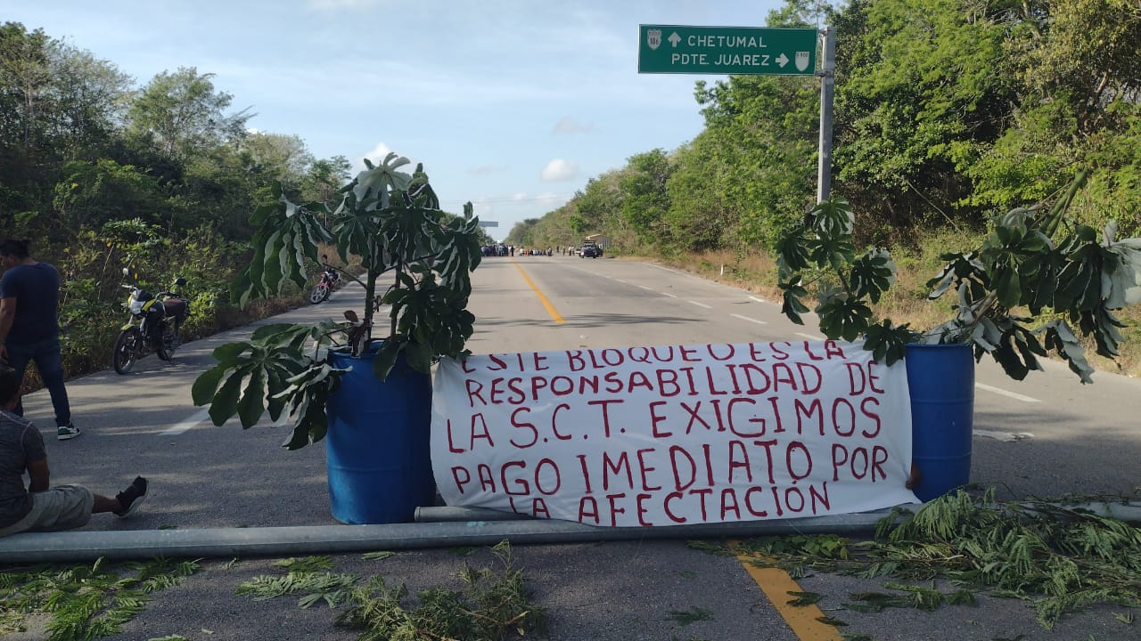 Ejidatarios exigen el pago por la construcción de la carretera Ejidatarios exigen el pago por la construcción de la carretera