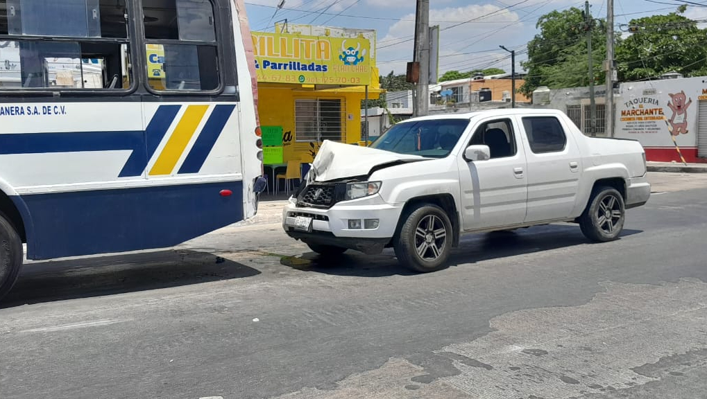Choque en la avenida Jaina de Campeche deja daños por más de 100 mil pesos 