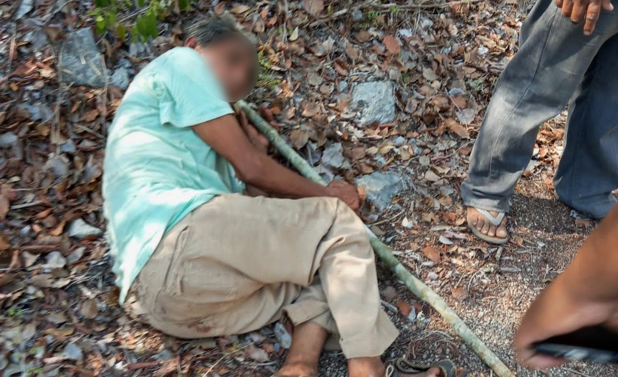 El hombre de la tercera edad fue puesto a salvo El hombre de la tercera edad fue puesto a salvo