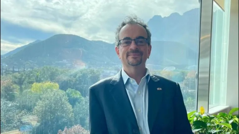 ¿Quién es el embajador británico en México que fue despedido por apuntar con fusil a trabajador connacional?