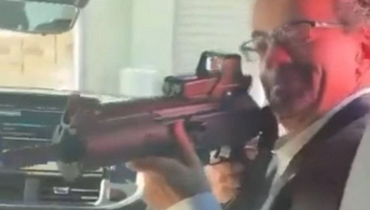 Embajador del Reino Unido en México es despedido por apuntar con rifle de asalto a empleado de la embajada