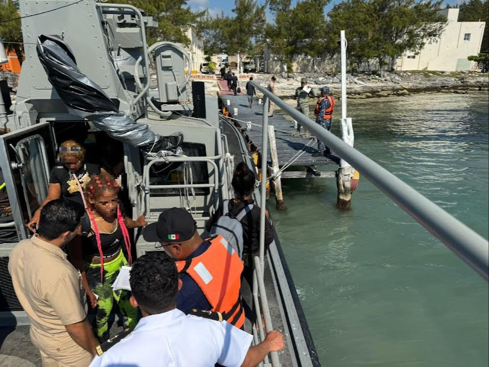 El rescate fue a 7 kilómetros al Norte de Isla Mujeres, cuando en esos navíos de manufactura artesanal El rescate fue a 7 kilómetros al Norte de Isla Mujeres, cuando en esos navíos de manufactura artesanal