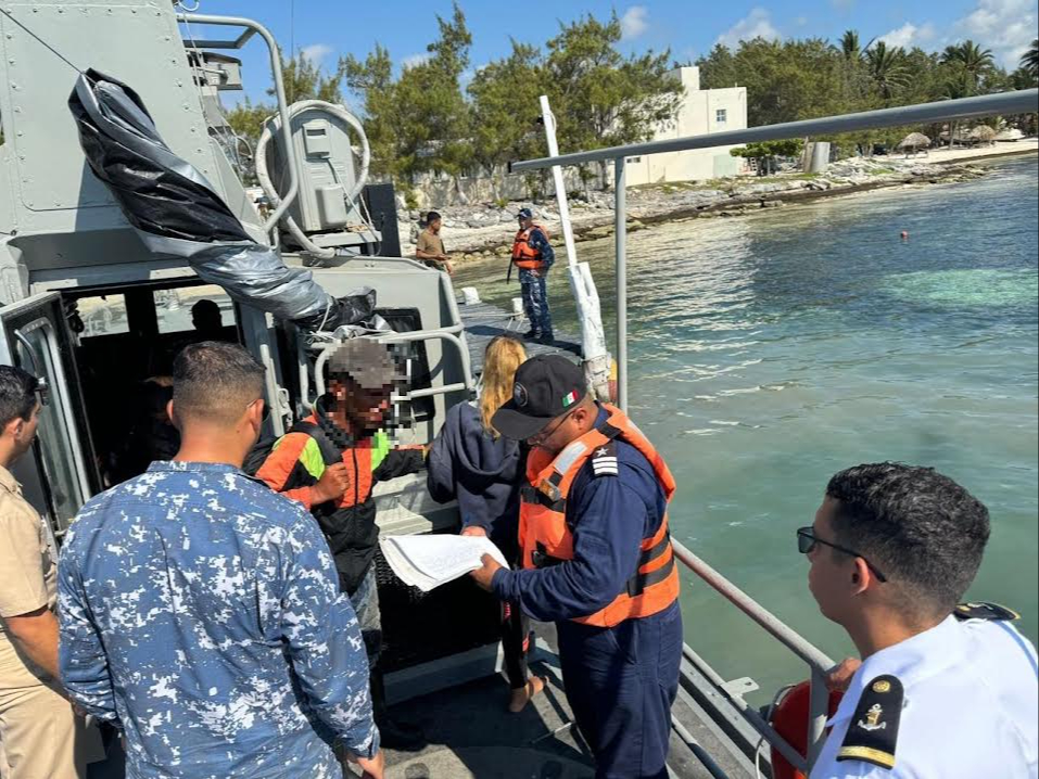 Destacó el mando militar que las personas rescatadas fueron atendidas por personal de Sanidad Naval para su revisión médica
