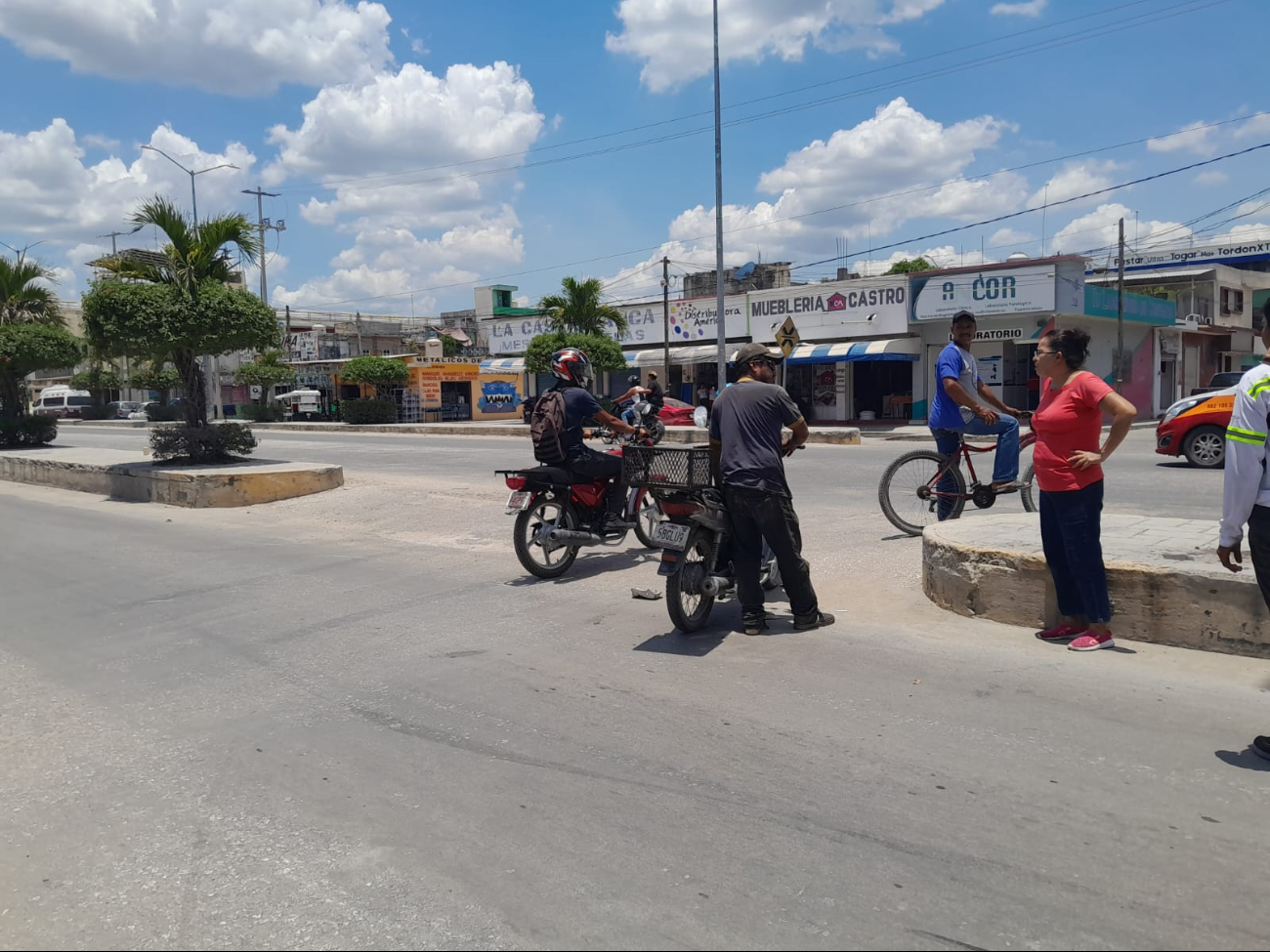 Una motocicleta iba a exceso de velocidad Una motocicleta iba a exceso de velocidad