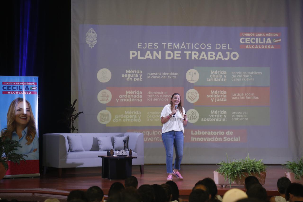 Cecilia Patrón fue invitada al Foro Universitario de la UADY Cecilia Patrón fue invitada al Foro Universitario de la UADY