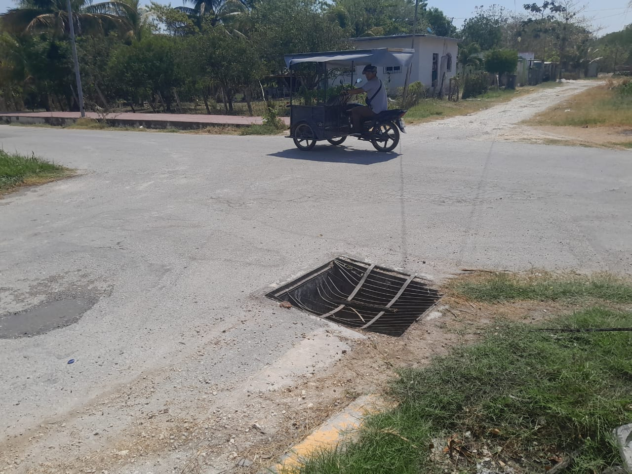 Con un mazo intentaban romperla Con un mazo intentaban romperla