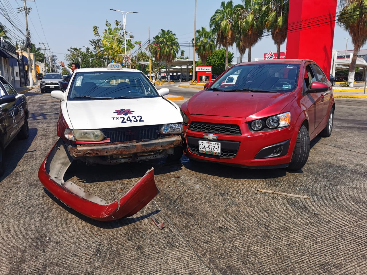 Imprudente automovilista provoca accidente en Ciudad del Carmen