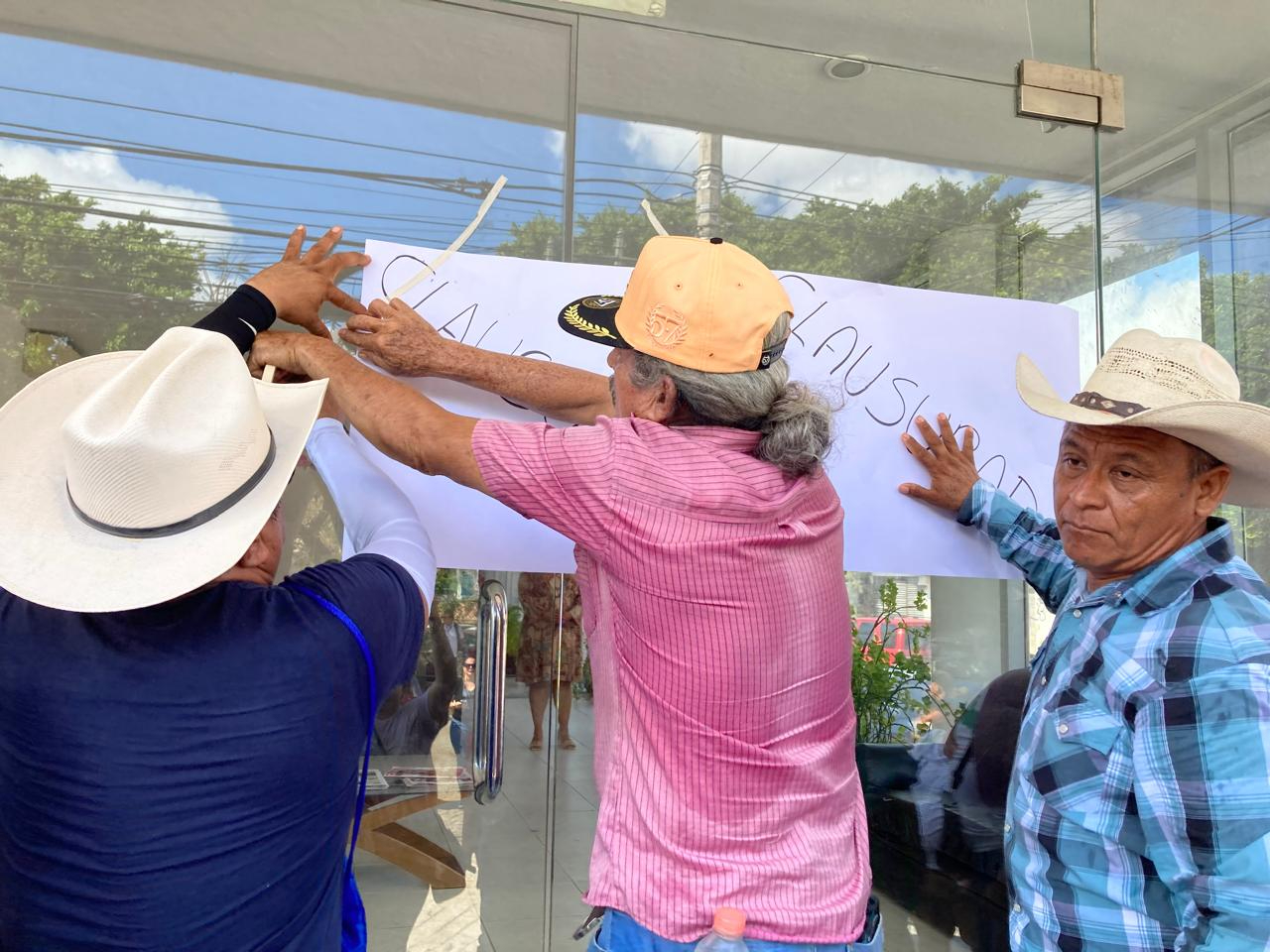 Los manifestantes clausuraron las oficinas de los legisladores de Cancún Los manifestantes clausuraron las oficinas de los legisladores de Cancún