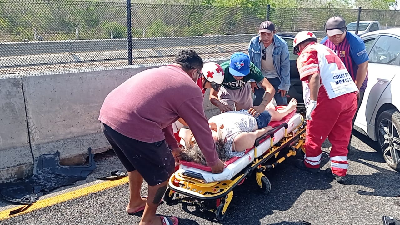 Paramédicos de la Cruz Roja Mexicana auxiliaron a la lesionada Paramédicos de la Cruz Roja Mexicana auxiliaron a la lesionada