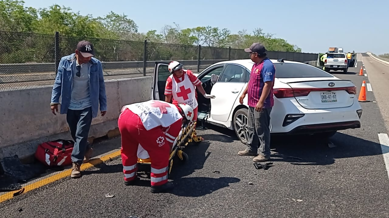 Paramédicos de la Cruz Roja Mexicana auxiliaron a la lesionada Paramédicos de la Cruz Roja Mexicana auxiliaron a la lesionada