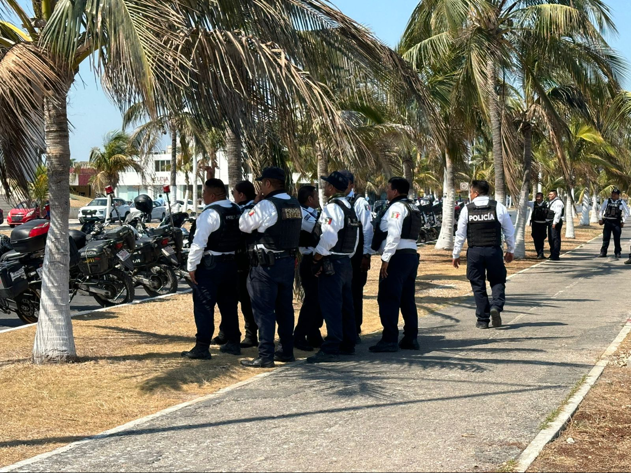 Policías se mantienen a las afueras del Centro de Convenciones Policías se mantienen a las afueras del Centro de Convenciones