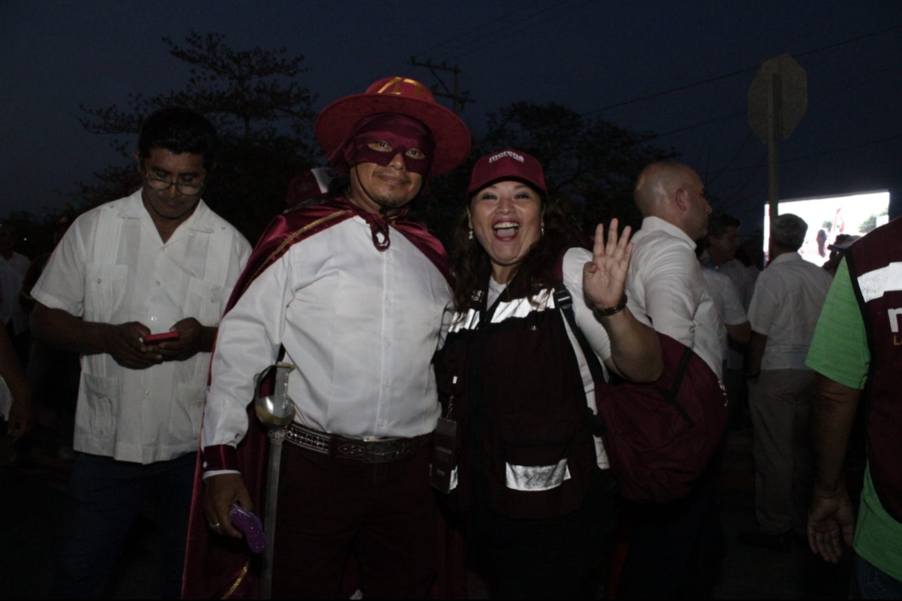 Simpatizantes de Morena esperan por Claudia Sheinbaum en el sur de Mérida Simpatizantes de Morena esperan por Claudia Sheinbaum en el sur de Mérida