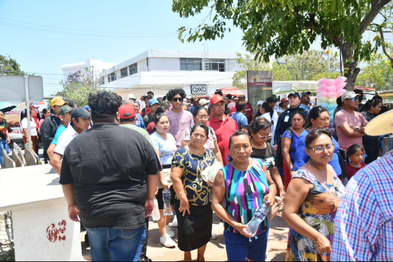 Simpatizantes y militantes de Morena, PT y PVEM esperan mitin político Simpatizantes y militantes de Morena, PT y PVEM esperan mitin político