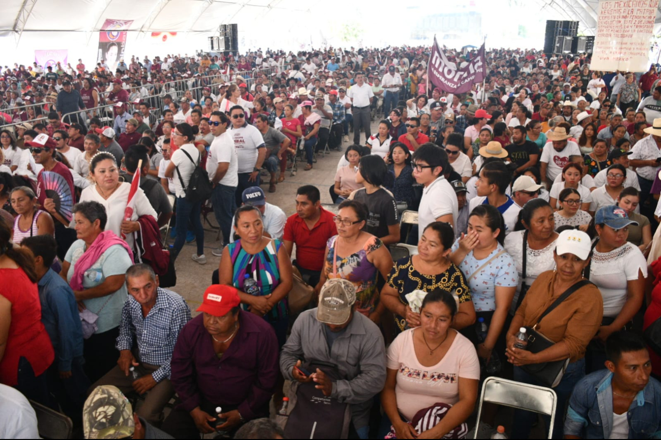 Simpatizantes y militantes de Morena, PT y PVEM esperan mitin político Simpatizantes y militantes de Morena, PT y PVEM esperan mitin político