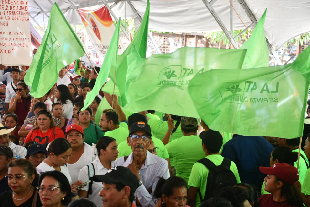 Simpatizantes y militantes de Morena, PT y PVEM esperan mitin político Simpatizantes y militantes de Morena, PT y PVEM esperan mitin político