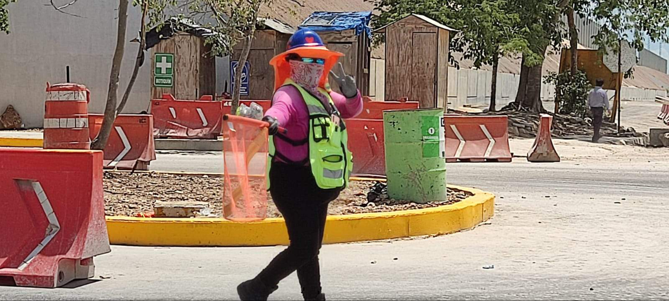 Equipados con cascos, botas y chalecos, los obreros priorizan su seguridad. Equipados con cascos, botas y chalecos, los obreros priorizan su seguridad.