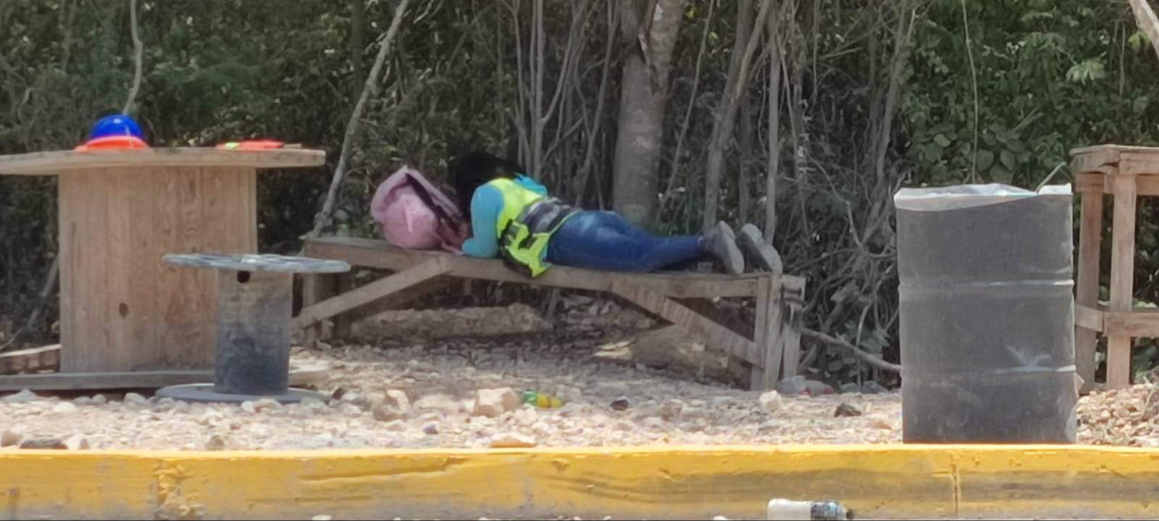 Los empleados reciben sueros y descansan durante su hora de comida para reponer fuerzas Los empleados reciben sueros y descansan durante su hora de comida para reponer fuerzas