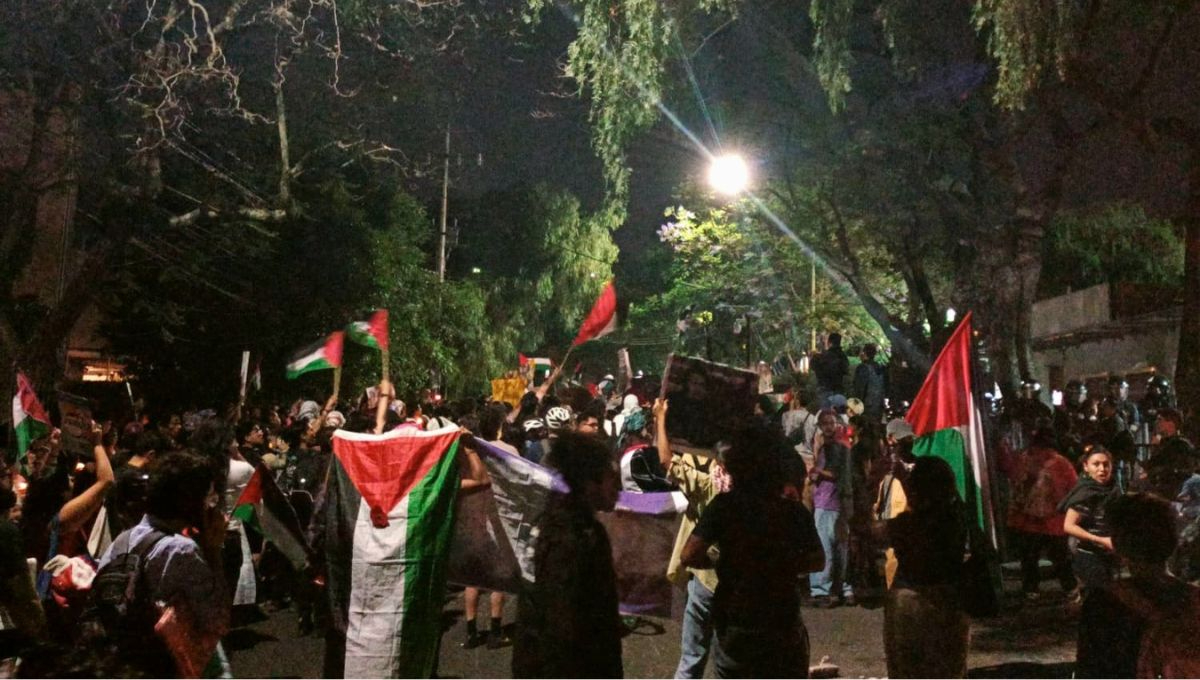 Manifestantes en favor de Palestina queman bandera de Israel frente a Embajada en CDMX