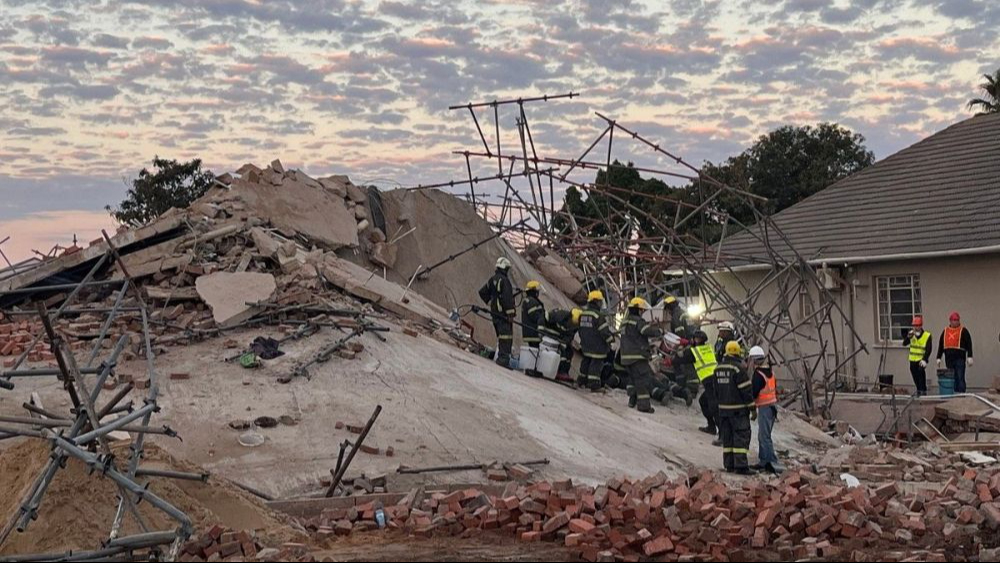 Aumenta cifra de muertos y atrapados tras derrumbe en Sudáfrica