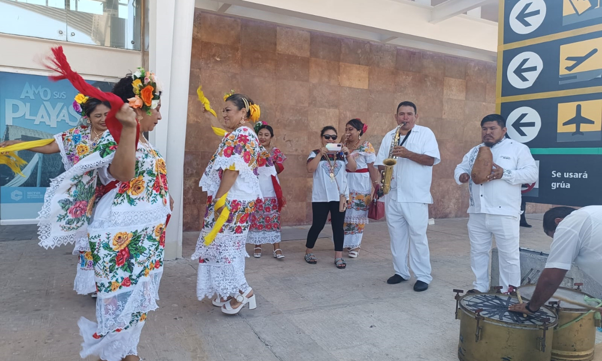 Jarana roba miradas en el aeropuerto de Campeche   