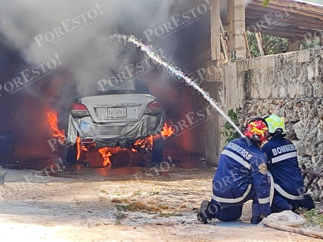 El auto fue consumido en su totalidad por el fuego El auto fue consumido en su totalidad por el fuego