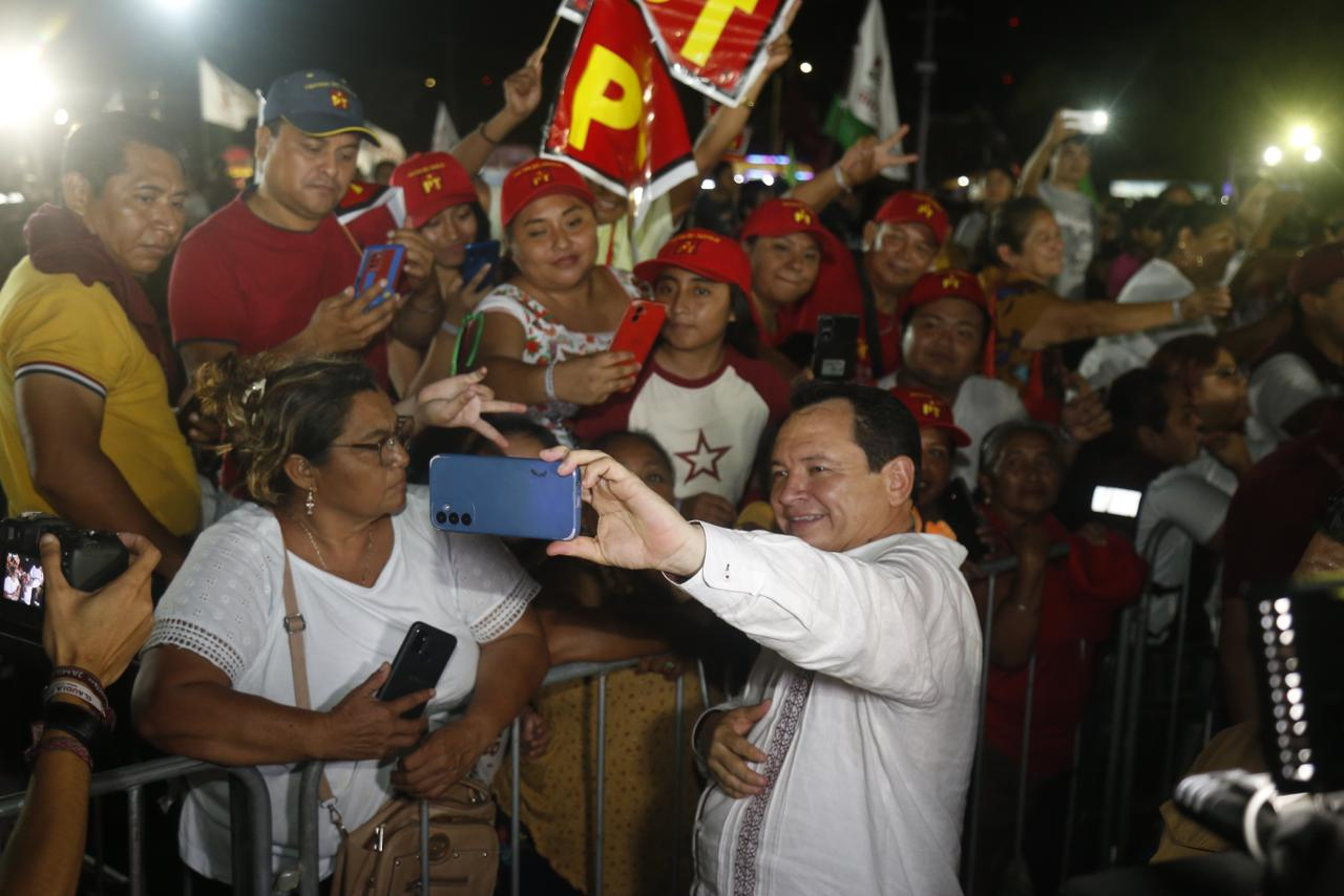 Joaquín Díaz Mena convive con simpatizantes de Morena en Mérida Joaquín Díaz Mena convive con simpatizantes de Morena en Mérida