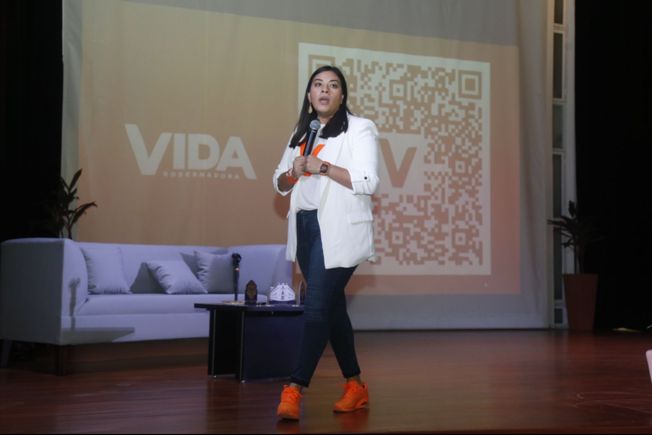 Vida Gómez participó en un foro con estudiantes de la UADY Vida Gómez participó en un foro con estudiantes de la UADY