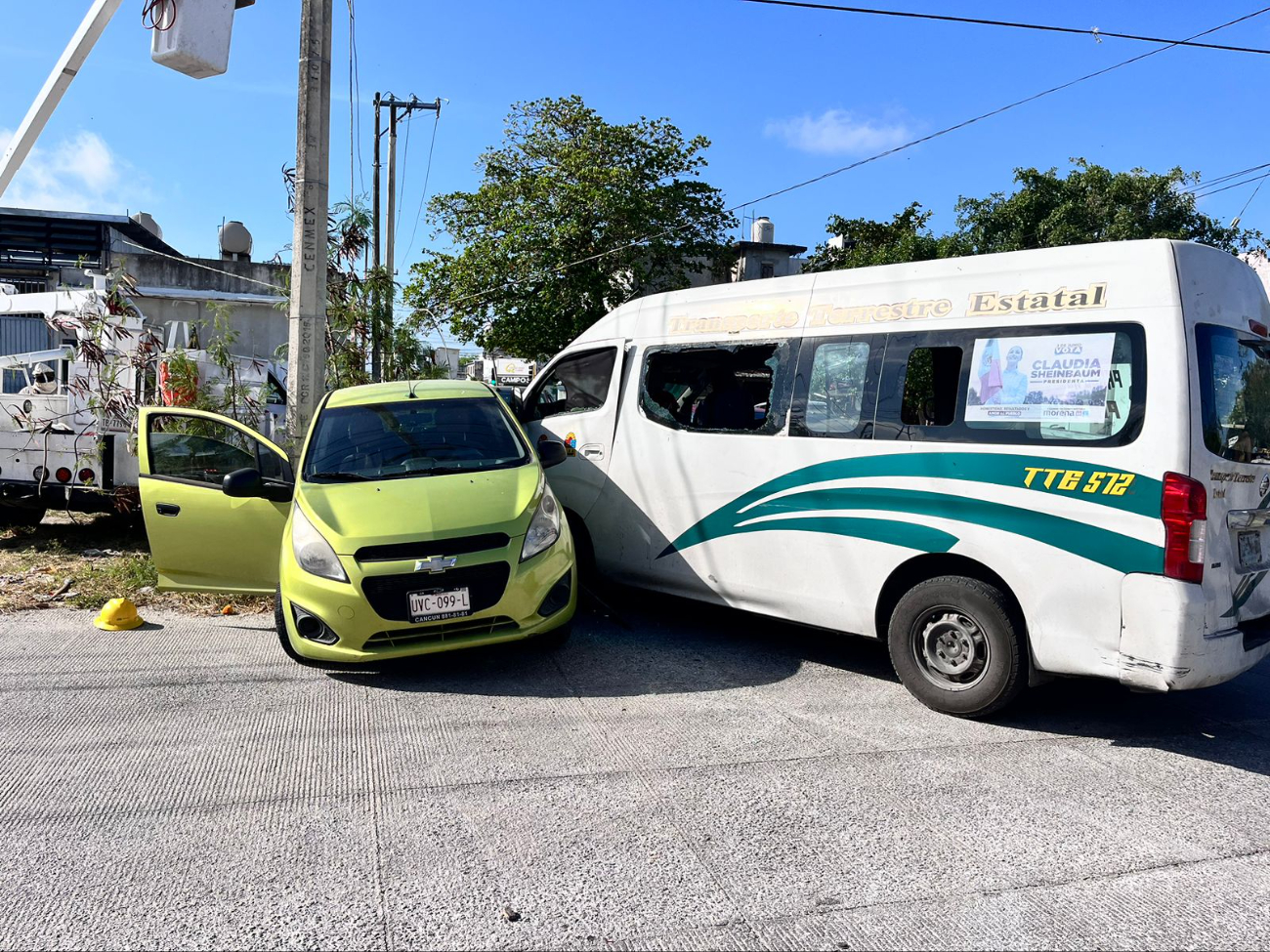 El chofer de la combi circulaba en sentido contrario, provocando el choque contra un auto