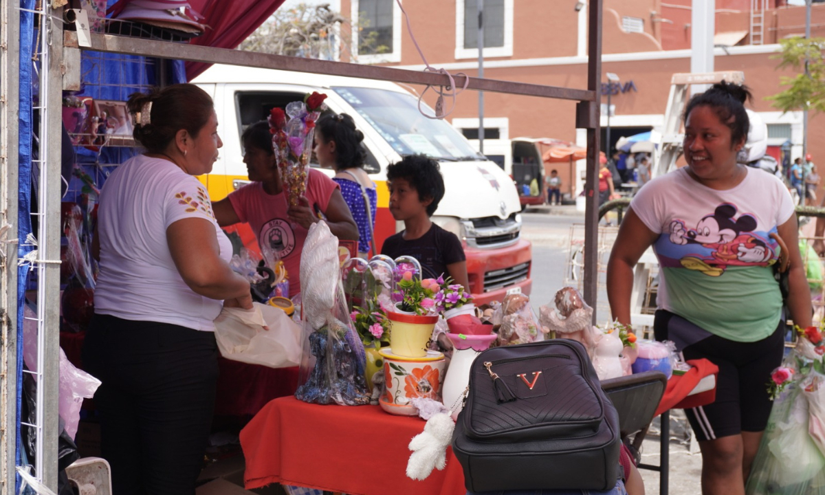 Locatarios de Campeche reciclan regalos de San Valentín para mamá