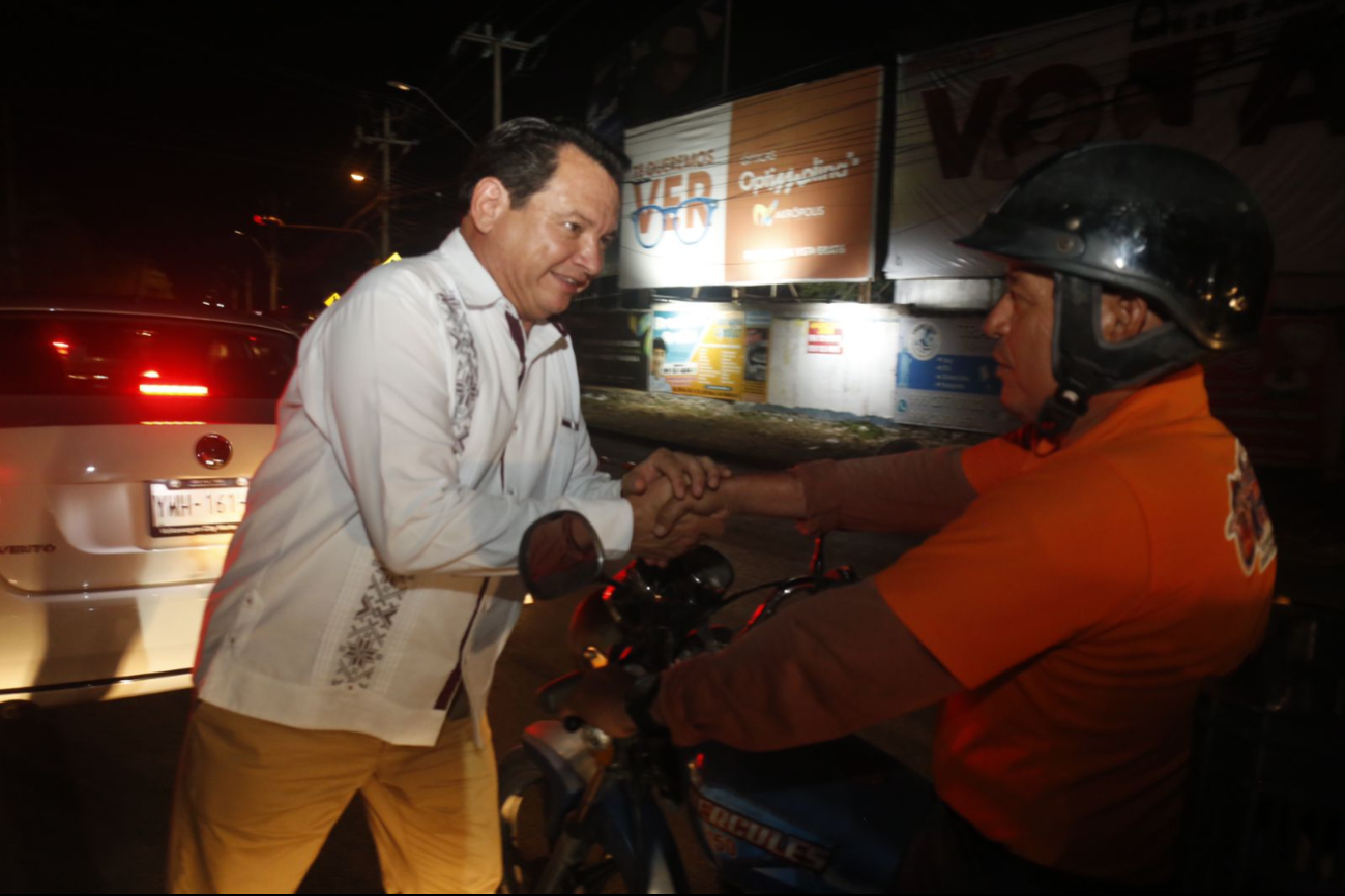"Huacho" Díaz Mena saluda a simpatizantes del fraccionamiento Las Américas "Huacho" Díaz Mena saluda a simpatizantes del fraccionamiento Las Américas