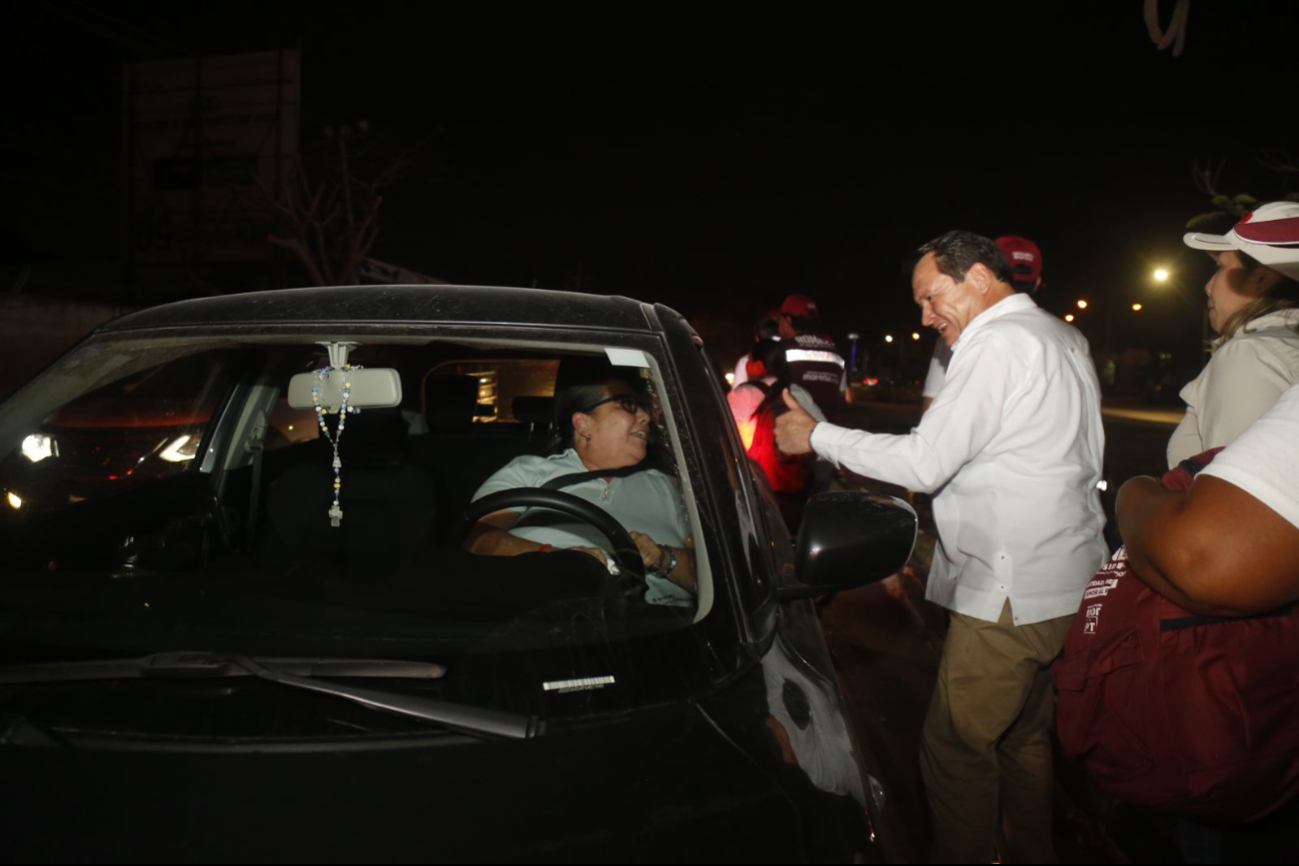 Joaquín Díaz Mena durante su volanteo en el norte de Mérida Joaquín Díaz Mena durante su volanteo en el norte de Mérida