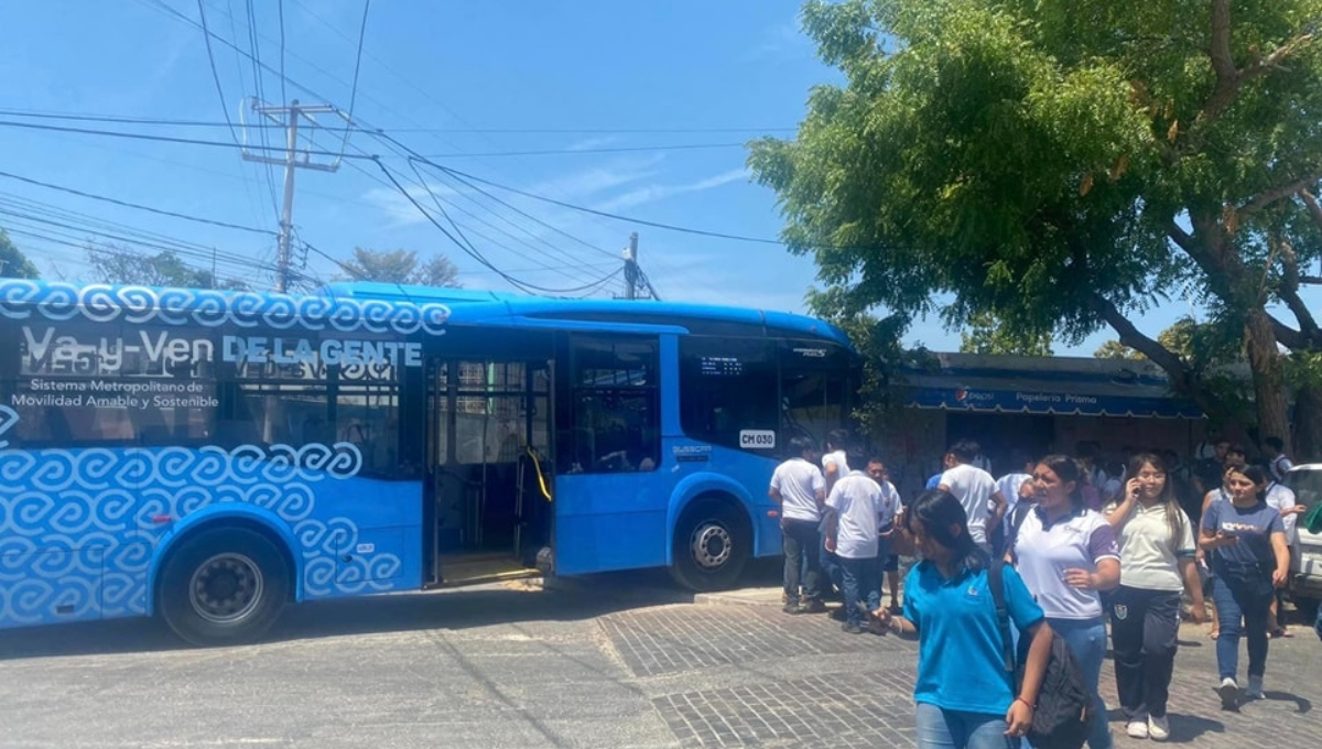 Chofer de Va y Ven olvida ponerle freno a su camión y choca en Mérida