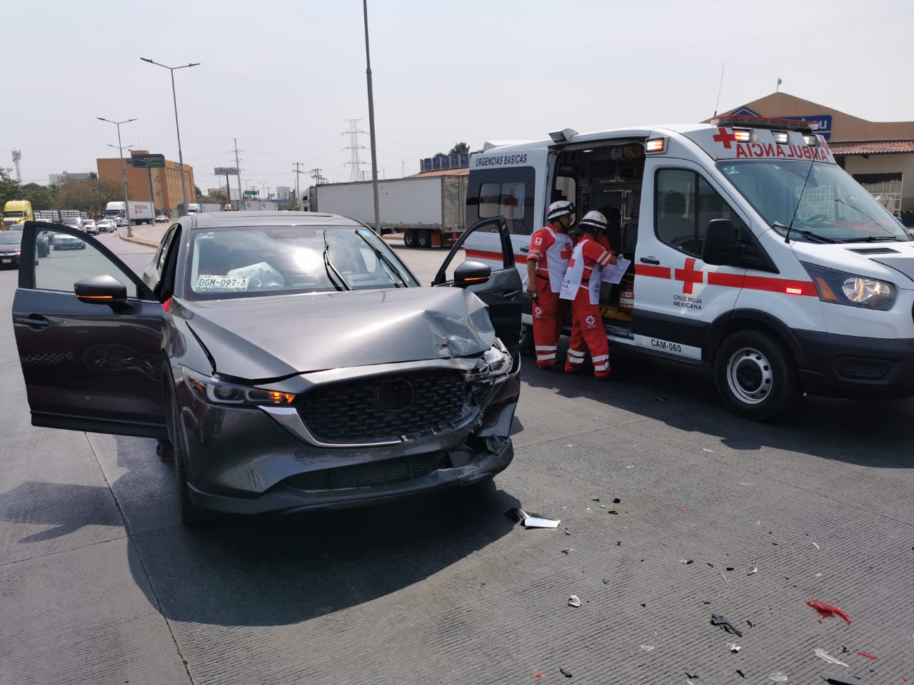 Paramédicos de la Cruz Roja Mexicana auxiliaron a los lesionados